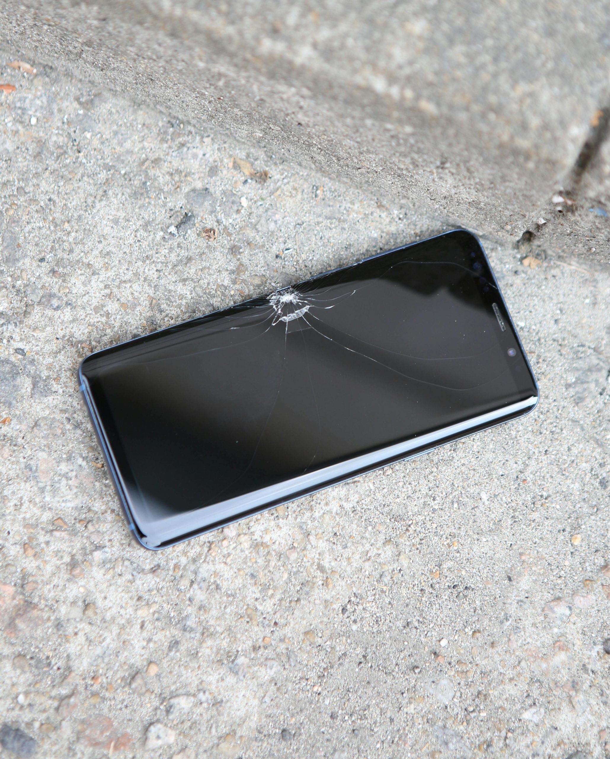 Écran smartphone cassé